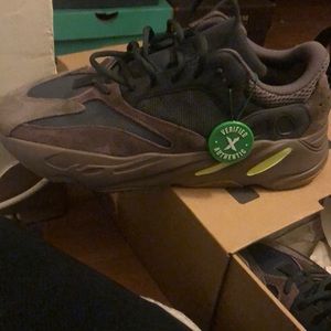 Yeezy boost 700